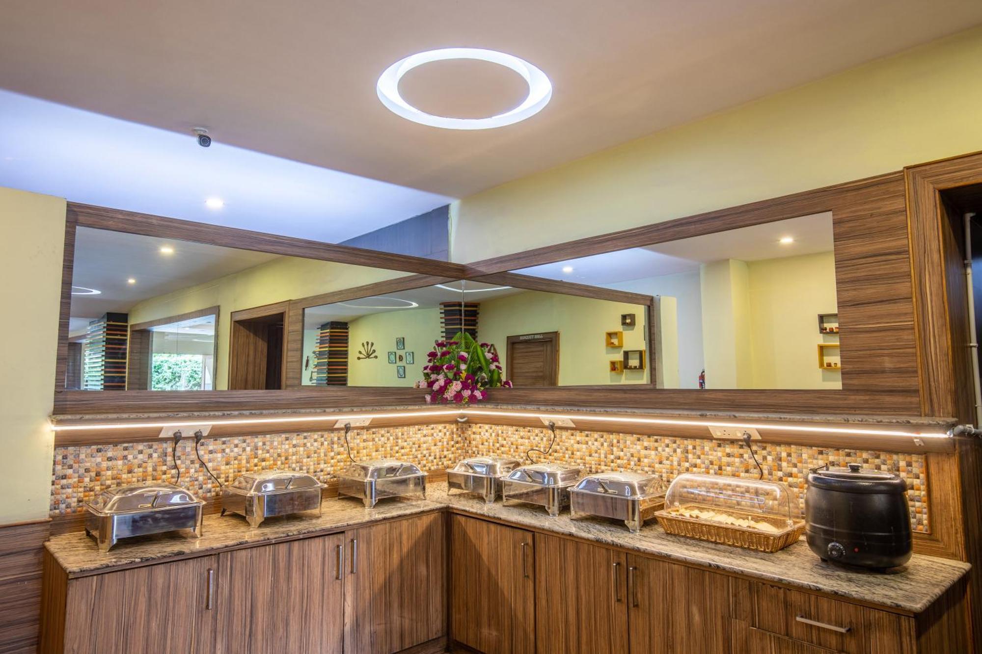 Vinayaga Inn By Poppys, Udagamandalam Exterior foto